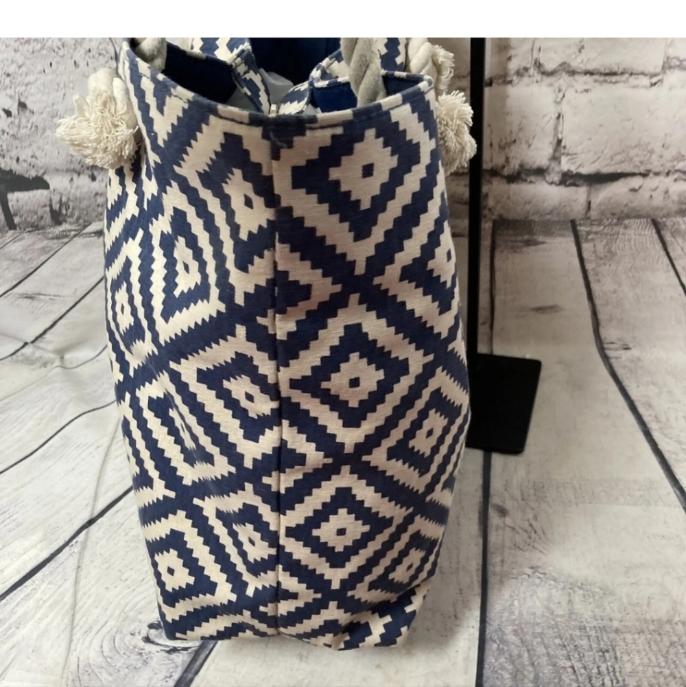 Summer and Rose Brittney Geometric Tote Beach Bag Navy Blue Cream Medium - Picture 8 of 14